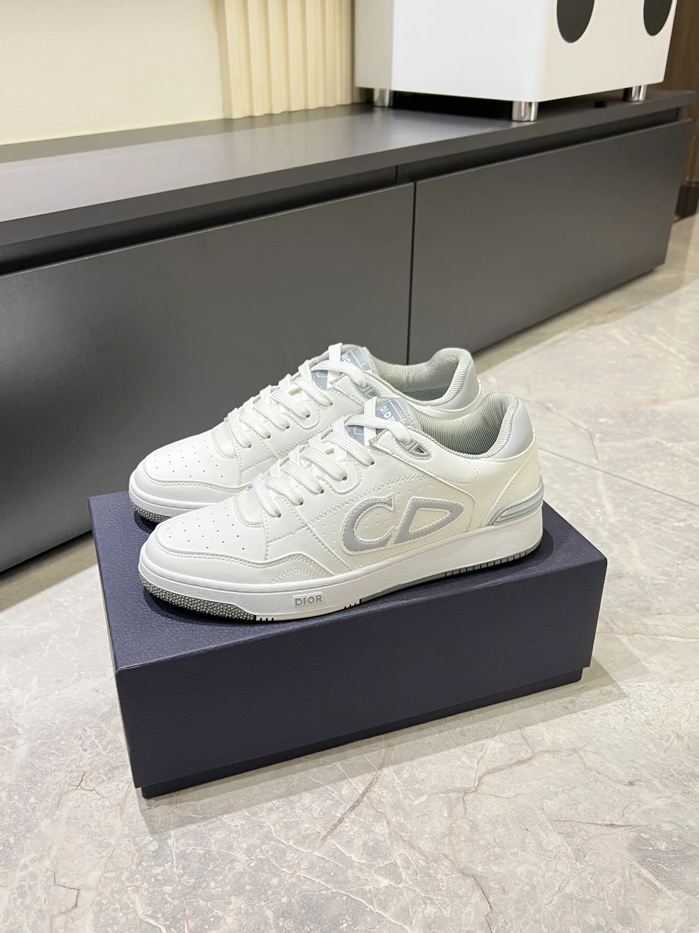 Men's shoes 💰p440 "Dio*" mid-top B27 casual sneakers. This B27 high-top sneaker is a new product in the series and continues Di*r's classic style. Crafted from gray and white smooth calf leather with beige and black Oblique print panels on the sides. The "CD Icon" shaped shoelace eyelets are clever and delicate, and the two-color rubber sole, rear collar and heel are all equipped with the brand's iconic details to enhance the style. Oblique printed straps at the ankle allow for an adjustable fit to complement the overall design. Fashionable and versatile, it can complement any look. Create an exquisite design with unique dynamic vitality and modern atmosphere, presented in low-top and high-top styles. This new must-have shoe adds a new dimension to Dior's archive heritage, embodying modern elegance. Purchase the original version and make it 1:1. If you need top quality, please come to me! Male 38-44!